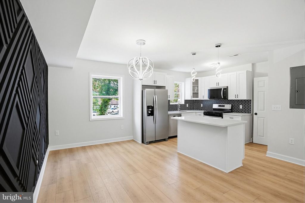 Image 8 of property listing at 4102 THE ALAMEDA, Baltimore, MD 21218