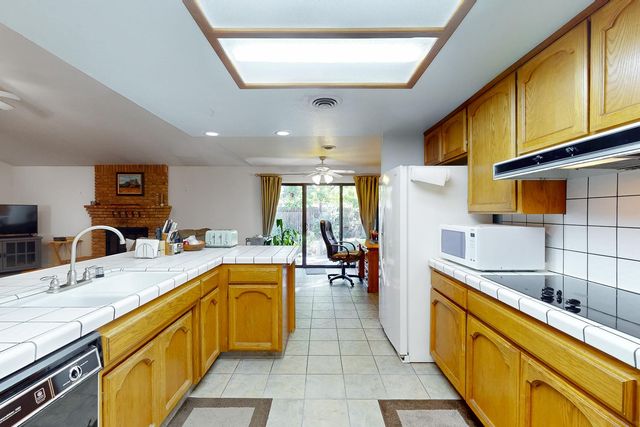 998 Mariposa Dr, Yuba City, CA 95991