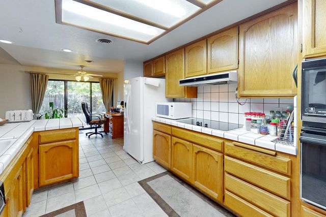 998 Mariposa Dr, Yuba City, CA 95991