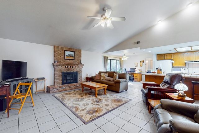 998 Mariposa Dr, Yuba City, CA 95991