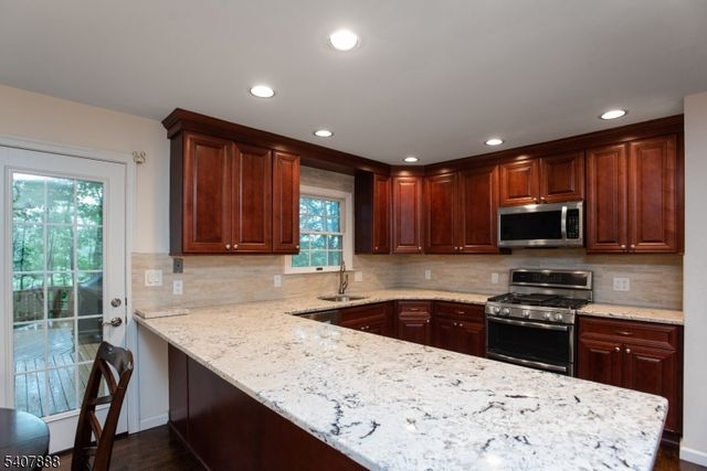 13 Deer Path Cir, Green Brook Twp., NJ 08812