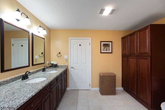 13 Deer Path Cir, Green Brook Twp., NJ 08812