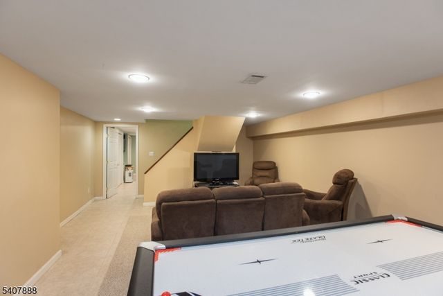 13 Deer Path Cir, Green Brook Twp., NJ 08812