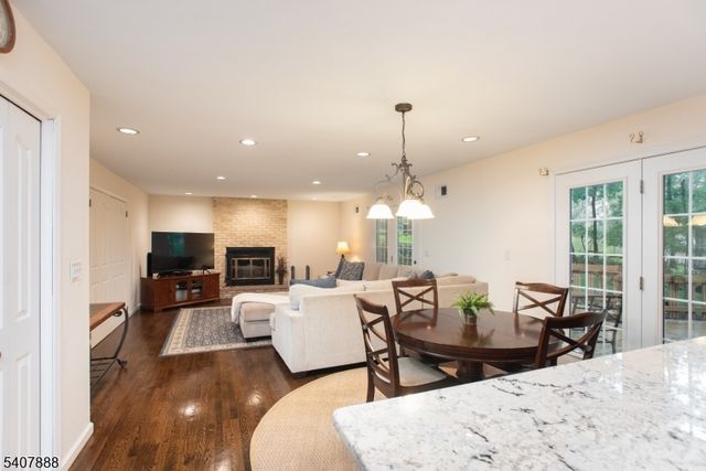 13 Deer Path Cir, Green Brook Twp., NJ 08812