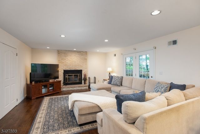 13 Deer Path Cir, Green Brook Twp., NJ 08812