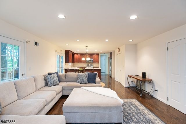 13 Deer Path Cir, Green Brook Twp., NJ 08812