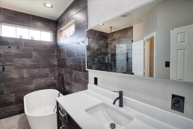 2712 Summertree Drive, Carrollton, TX 75006