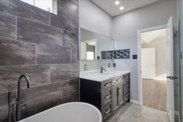 2712 Summertree Drive, Carrollton, TX 75006