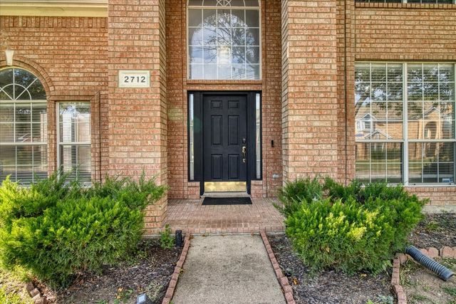 2712 Summertree Drive, Carrollton, TX 75006