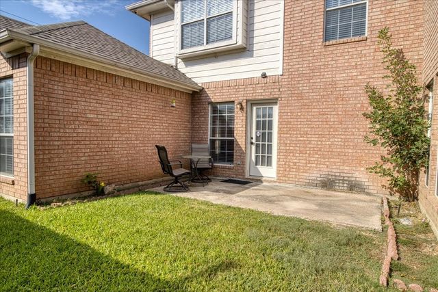 2712 Summertree Drive, Carrollton, TX 75006