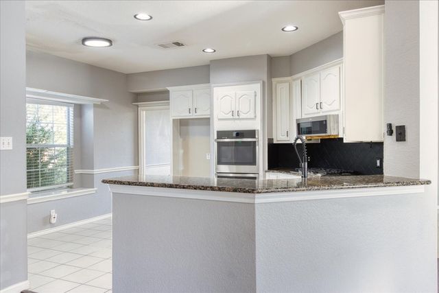 2712 Summertree Drive, Carrollton, TX 75006