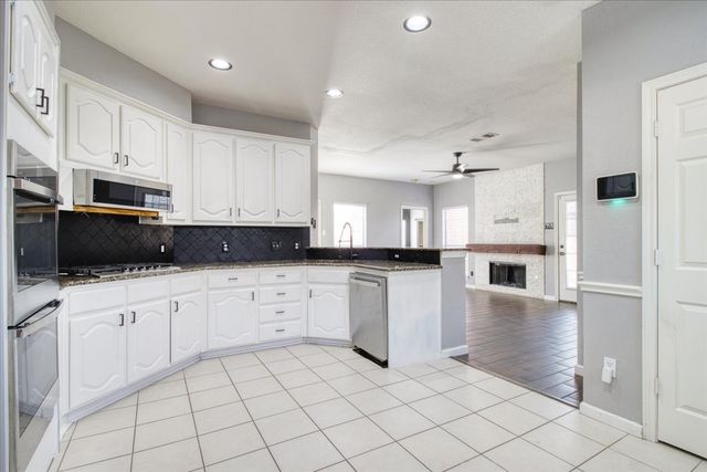 2712 Summertree Drive, Carrollton, TX 75006