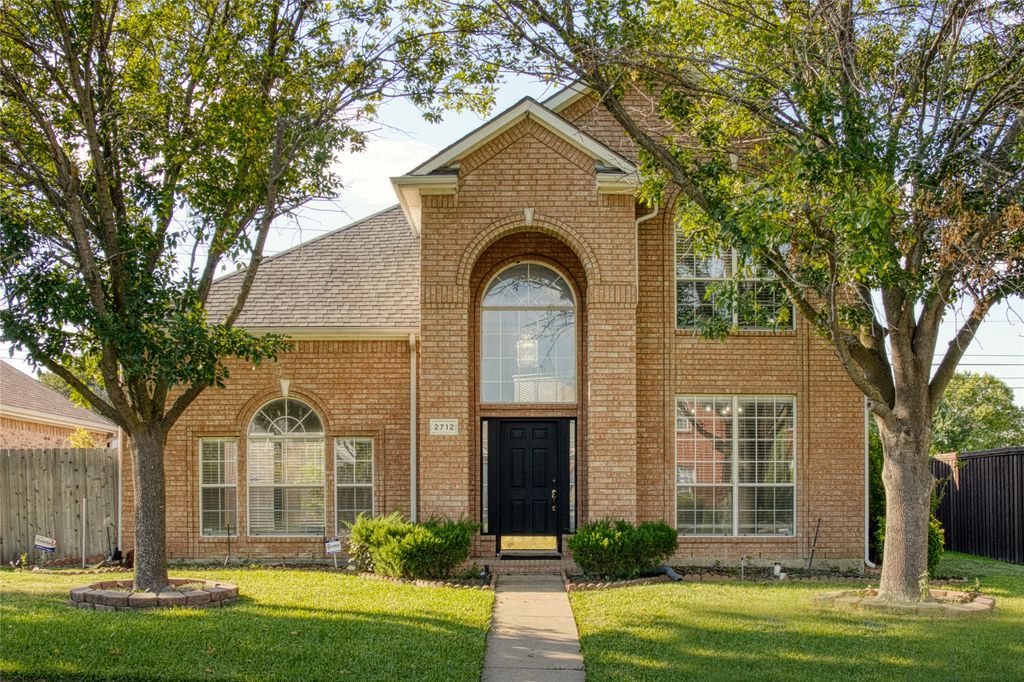 2712 Summertree Drive, Carrollton, TX 75006
