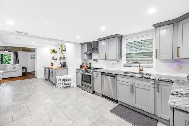3935 BURLINGTON AVENUE N, St Petersburg, FL 33713
