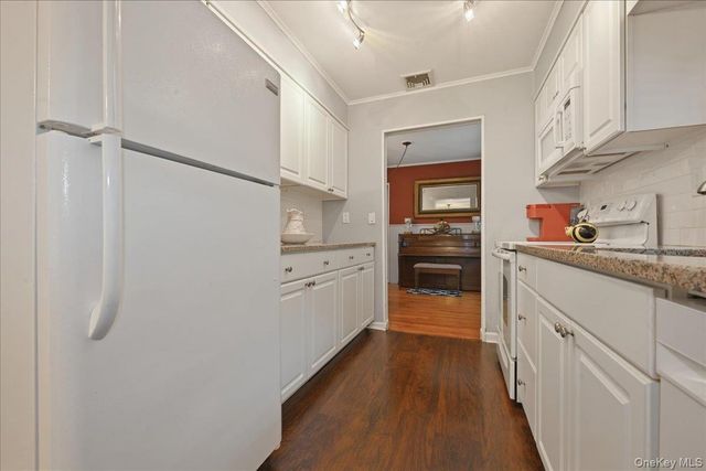 1270 Dahlia Lane, Wantagh, NY 11793