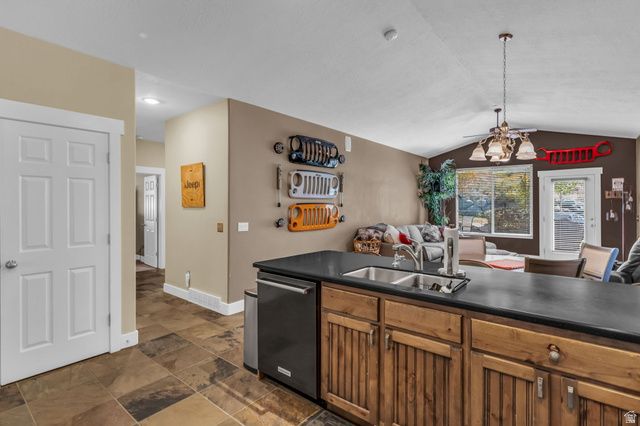 102 E MANILLA DR, Draper, UT 84020