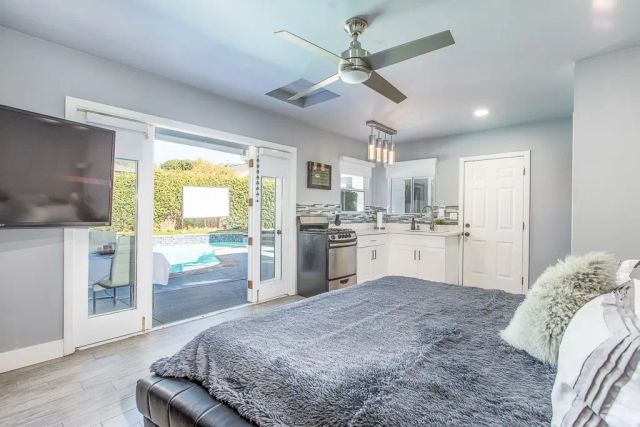 1207 Greenacre Avenue, West Hollywood, CA 90046