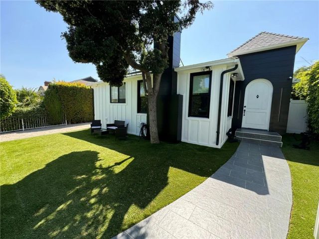 1207 Greenacre Avenue, West Hollywood, CA 90046