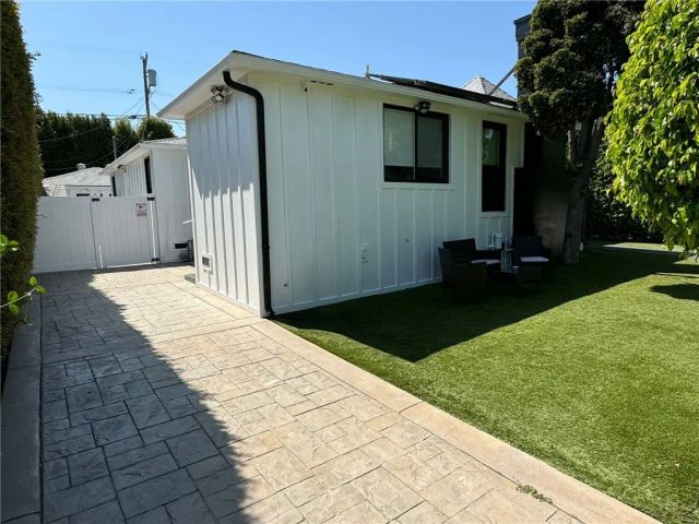 1207 Greenacre Avenue, West Hollywood, CA 90046