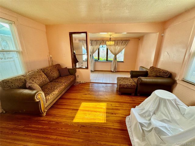 4 Highland Court, Far Rockaway, NY 11691