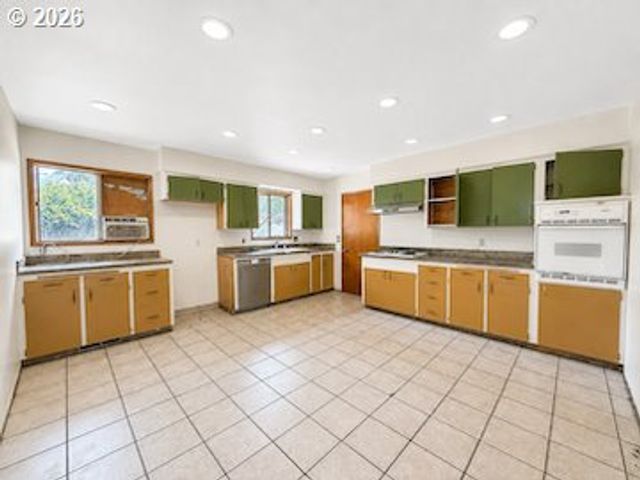 10505 Se LONG St, Portland, OR 97266