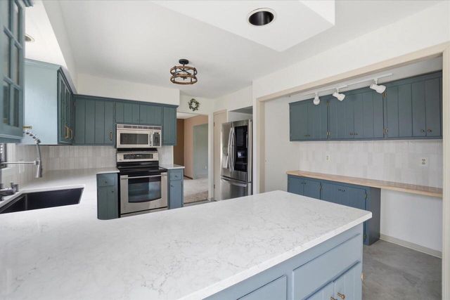 4615 S Camrose AVENUE, New Berlin, WI 53151