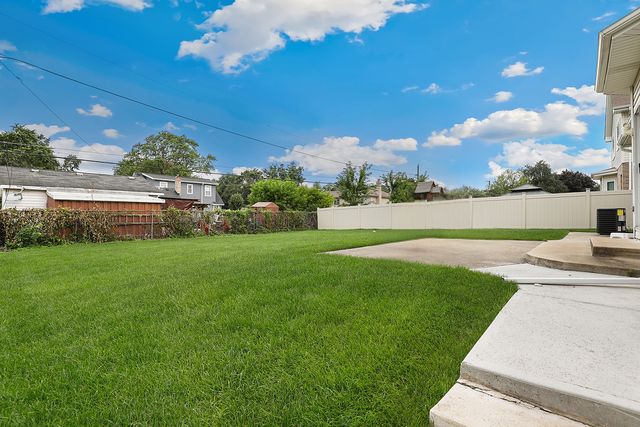 8542 Latrobe Avenue, Burbank, IL 60459