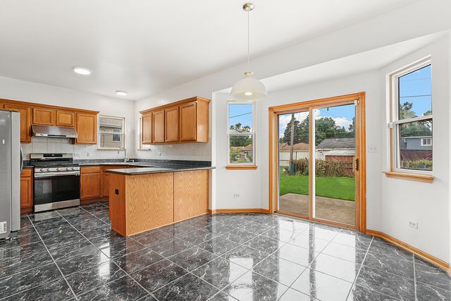 8542 Latrobe Avenue, Burbank, IL 60459