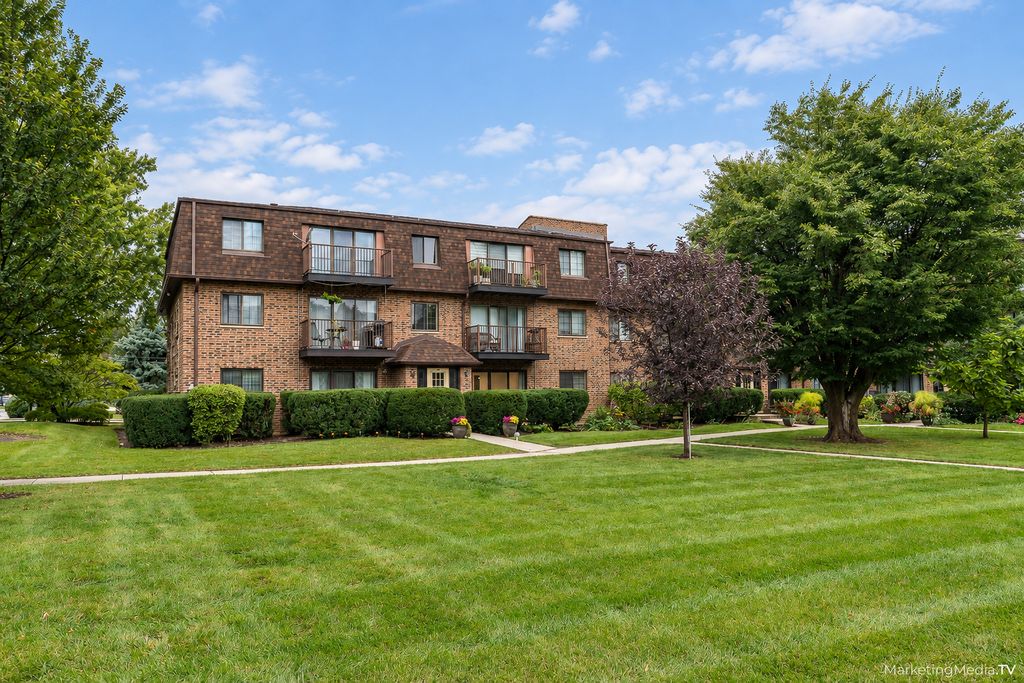 400 E KENSINGTON Road B, Mount Prospect, IL 60056 — exterior