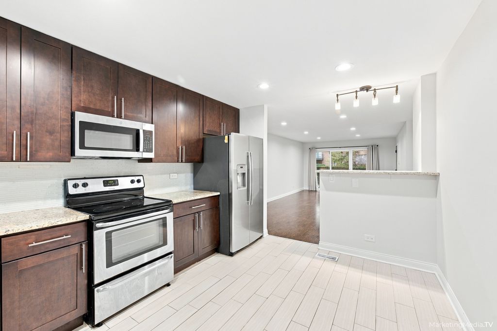 400 E KENSINGTON Road B, Mount Prospect, IL 60056 — photo 2
