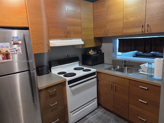 496 NW 165th St Road D214, Miami, FL 33169