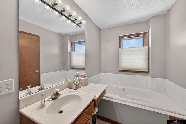 3612 N 104 Avenue, Omaha, NE 68134