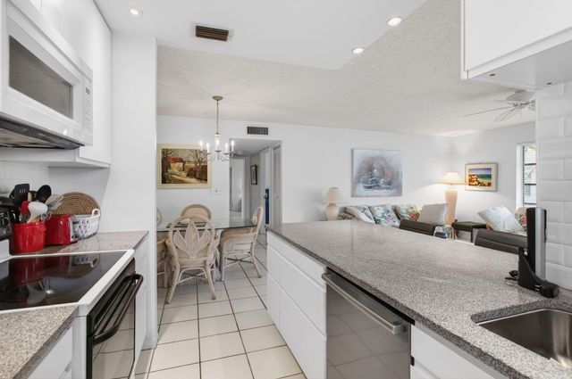 1327 High Point Way SE D, Delray Beach, FL 33445