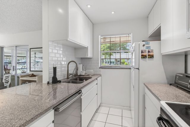 1327 High Point Way SE D, Delray Beach, FL 33445