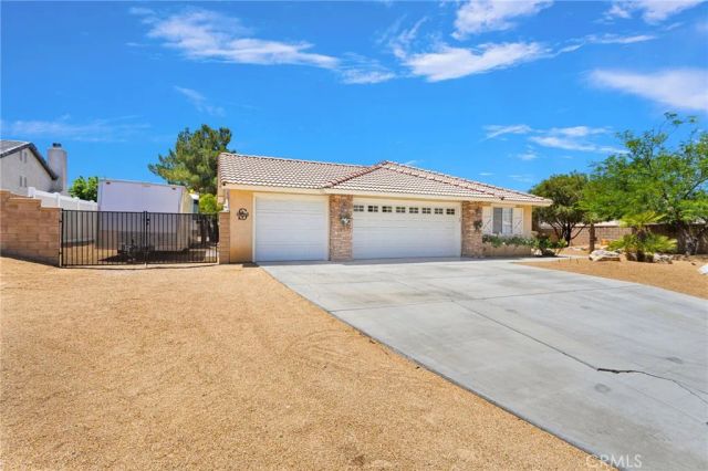 19581 Powhatan Rd, Apple Valley, CA 92308