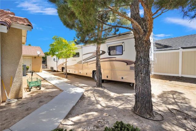 19581 Powhatan Rd, Apple Valley, CA 92308