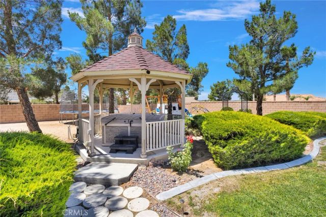 19581 Powhatan Rd, Apple Valley, CA 92308