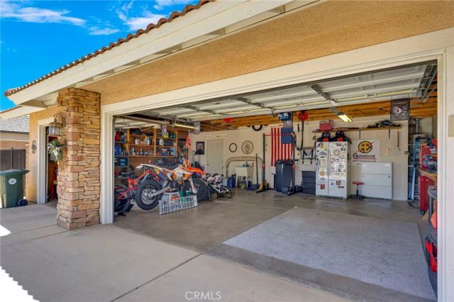 19581 Powhatan Rd, Apple Valley, CA 92308