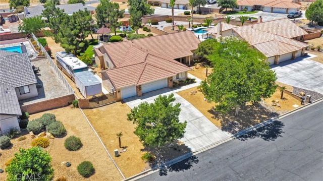 19581 Powhatan Rd, Apple Valley, CA 92308