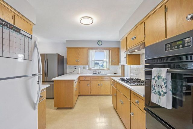 2833 S 72nd STREET, West Allis, WI 53219