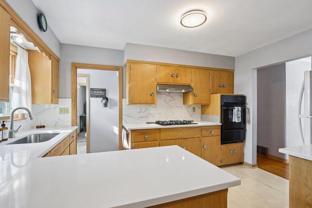 2833 S 72nd STREET, West Allis, WI 53219