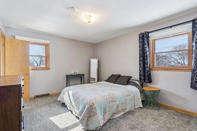 2833 S 72nd STREET, West Allis, WI 53219