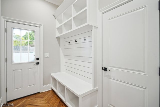 63 Hillside Ave, Livingston Twp., NJ 07039
