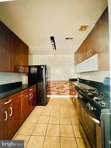 7990 LAKECREST DR, Greenbelt, MD 20770