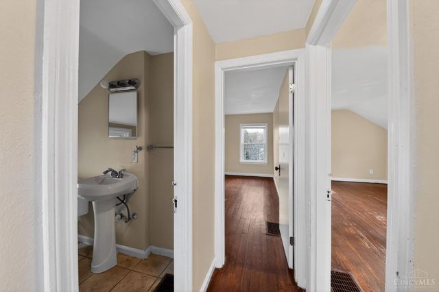 1735 Ashbrook Drive, Cincinnati, OH 45238