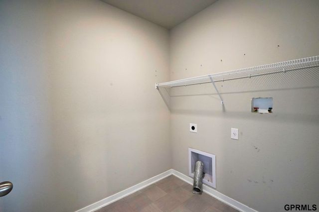 225 N 10th Avenue, Springfield, NE 68059