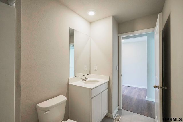 225 N 10th Avenue, Springfield, NE 68059