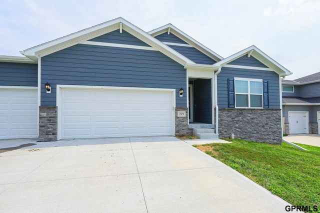 225 N 10th Avenue, Springfield, NE 68059