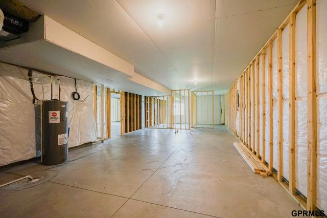 225 N 10th Avenue, Springfield, NE 68059