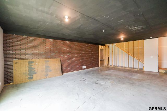 225 N 10th Avenue, Springfield, NE 68059